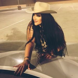 Meet your Posher, Alexandra